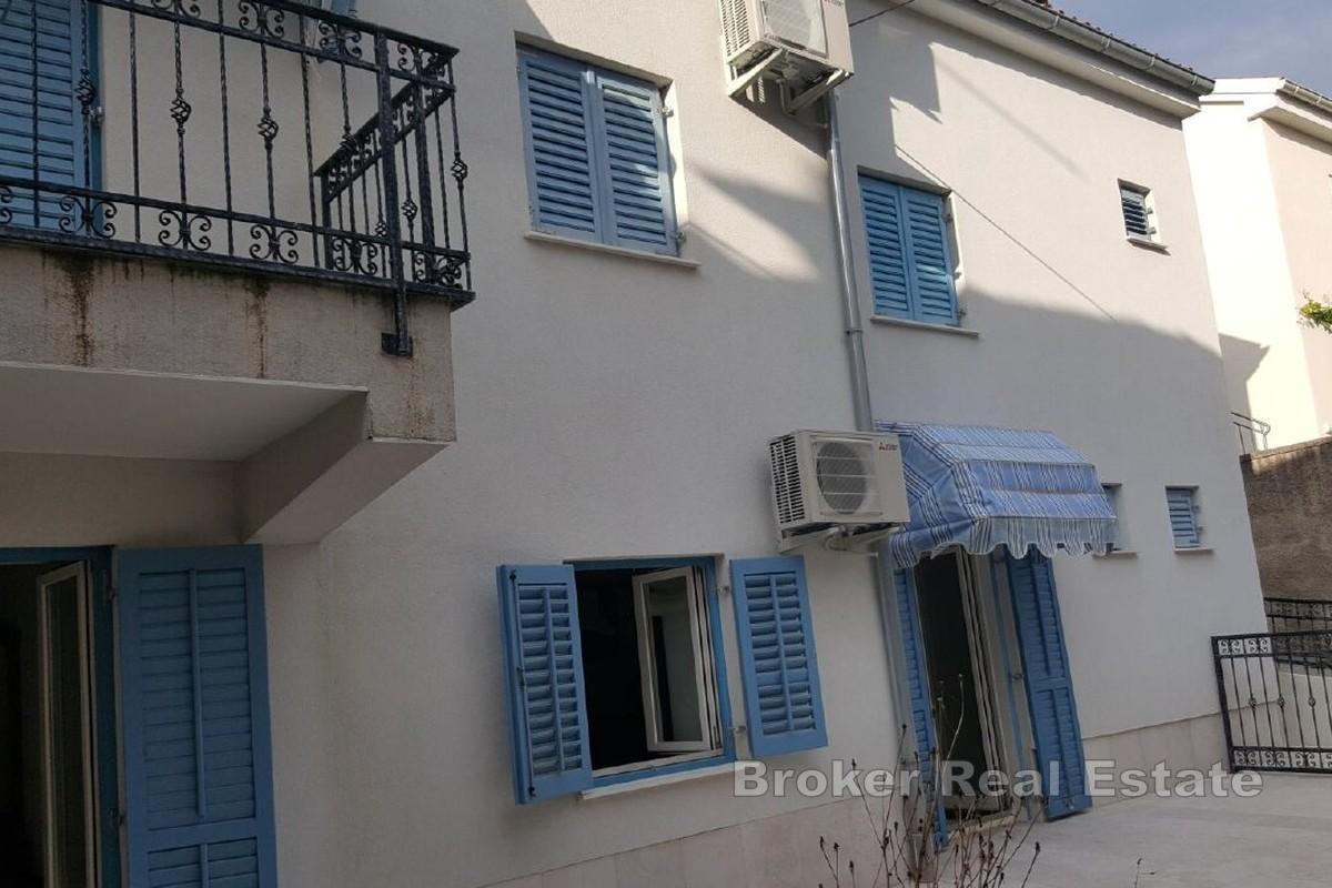 Troetažna kuća u blizini centra