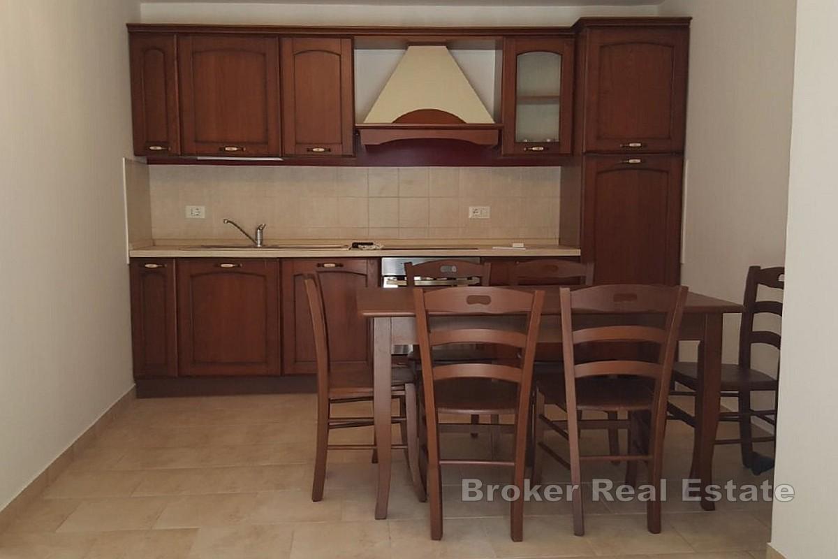 Troetažna kuća u blizini centra