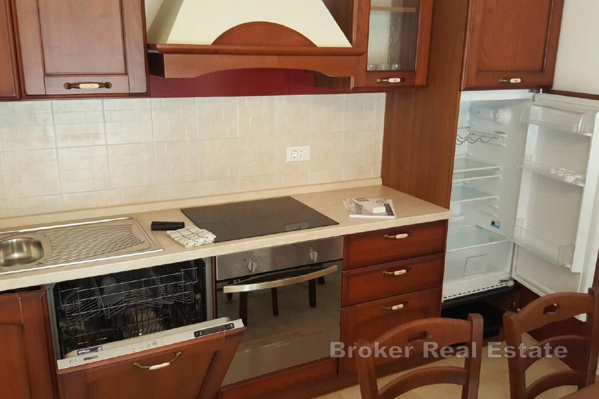 Troetažna kuća u blizini centra