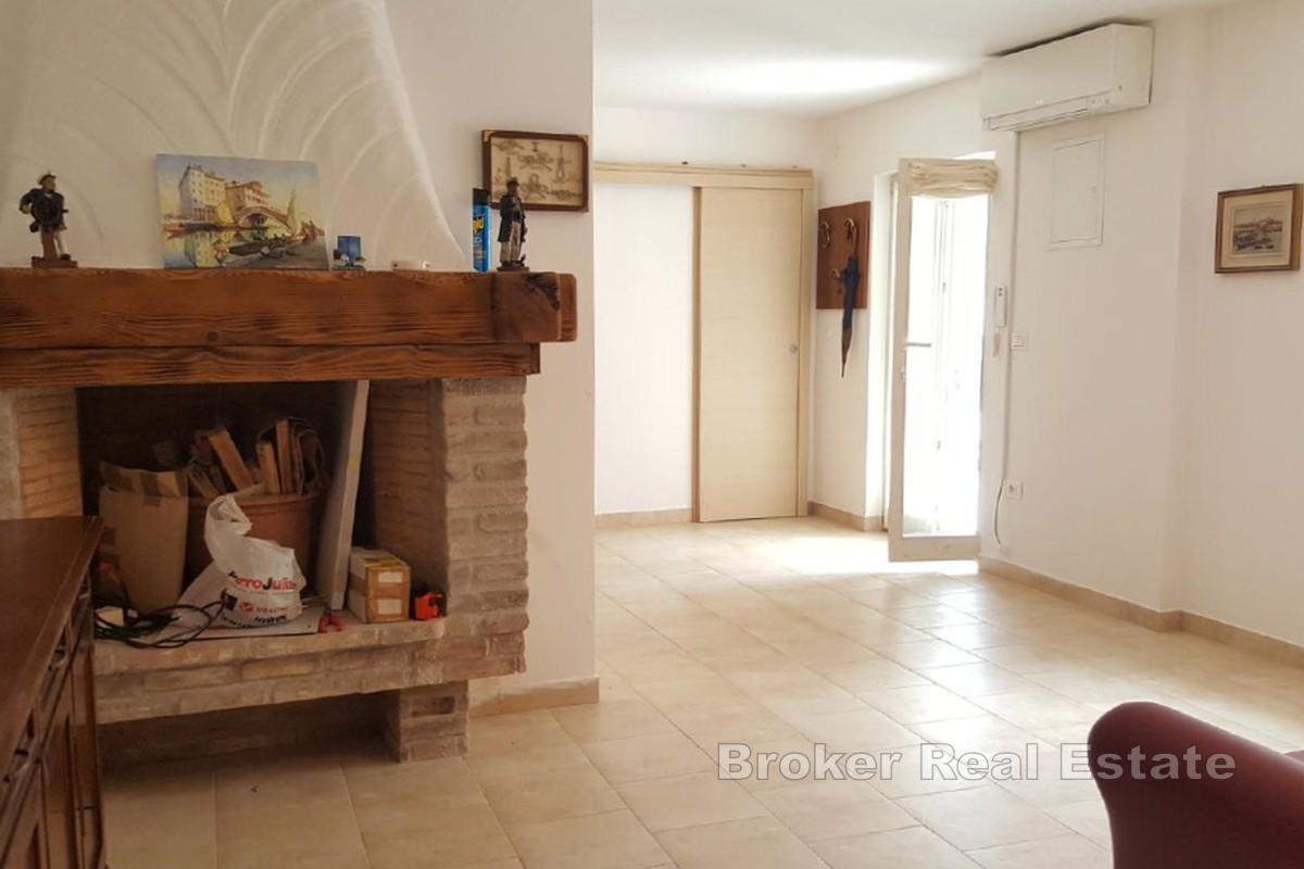 Troetažna kuća u blizini centra