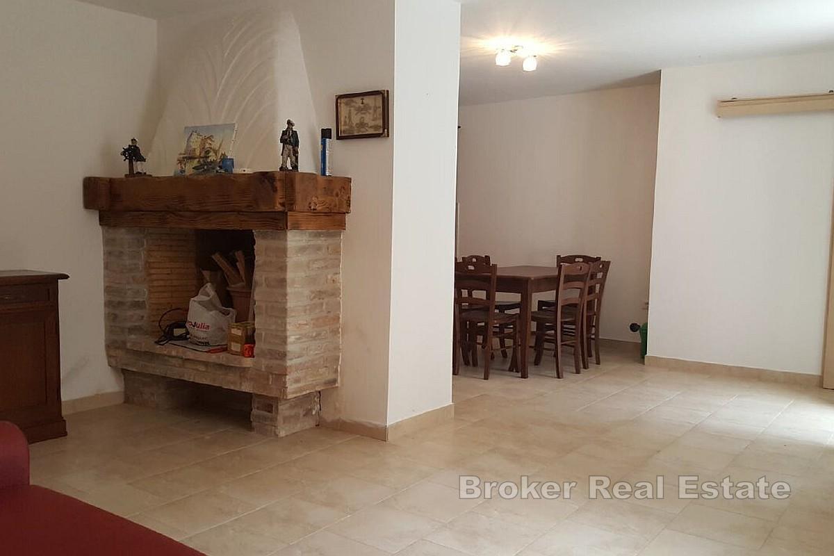 Troetažna kuća u blizini centra