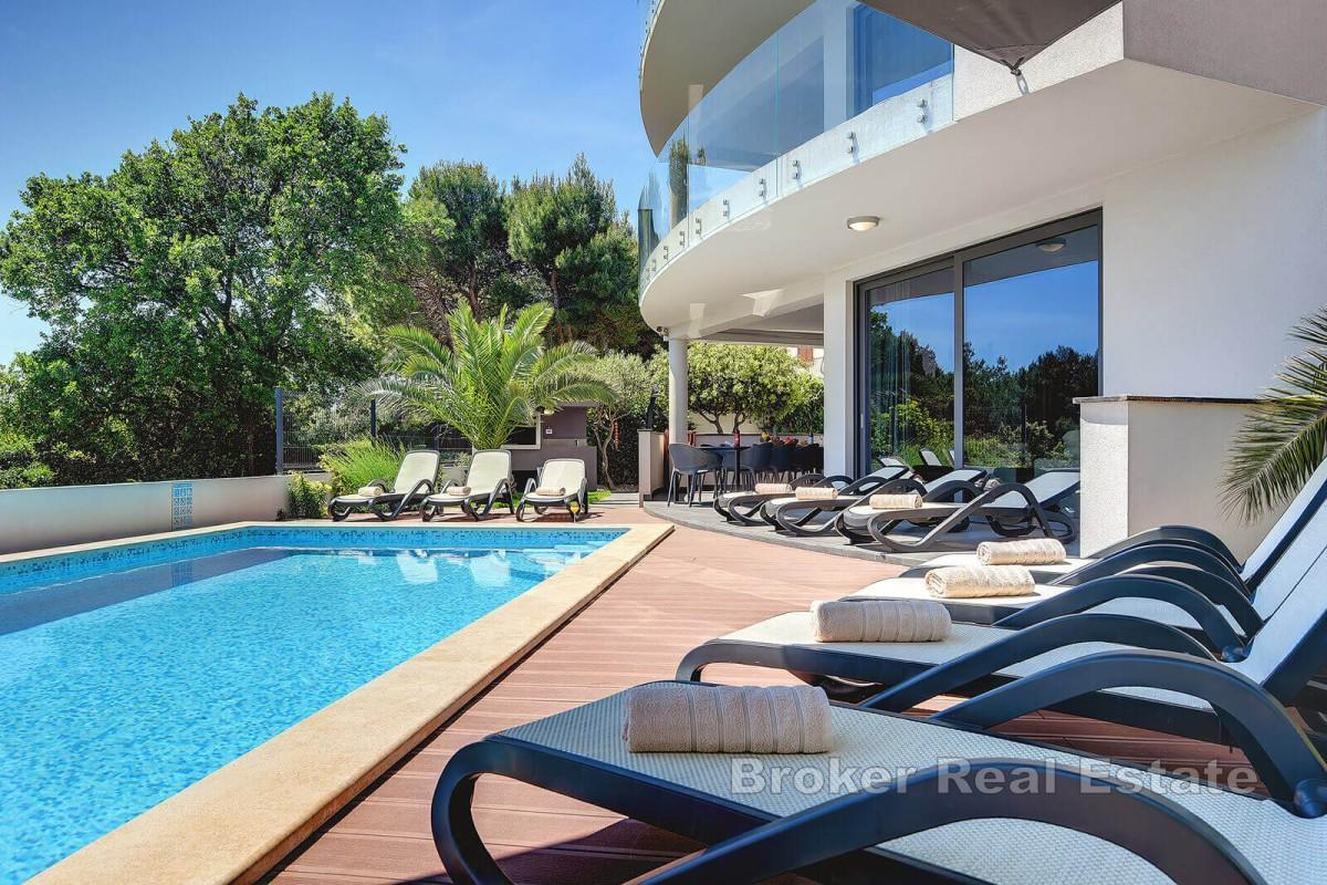 Villa med pool och havsutsikt