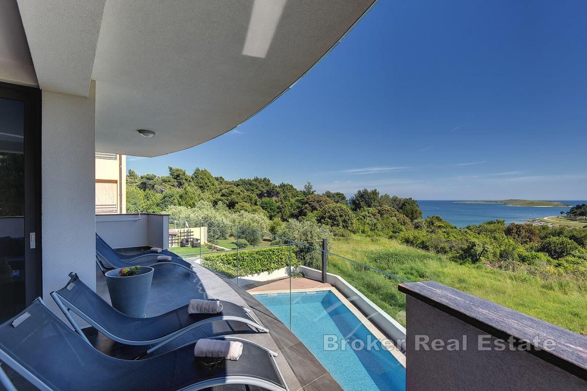 Villa med pool och havsutsikt