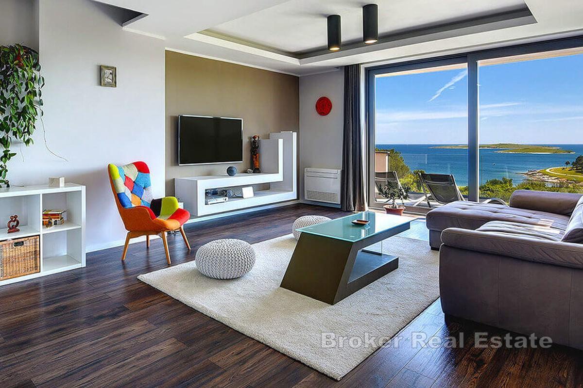 Villa med basseng og havutsikt