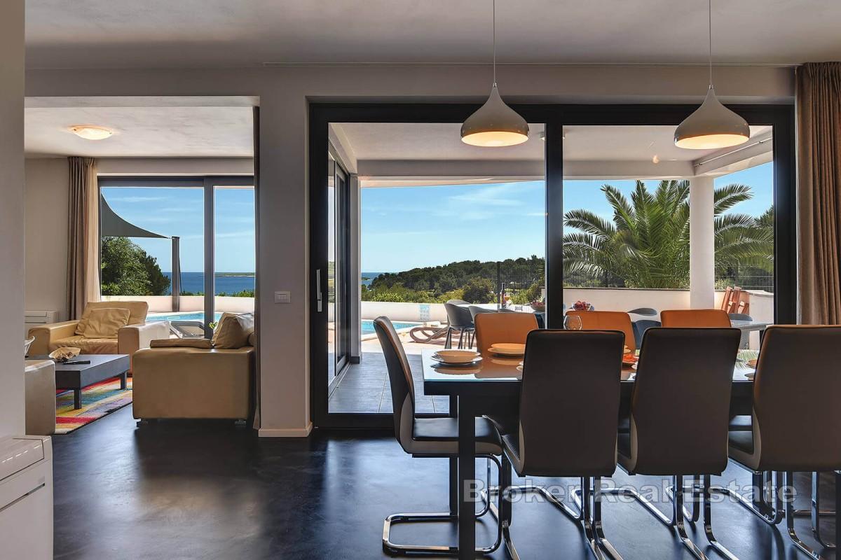 Villa med basseng og havutsikt