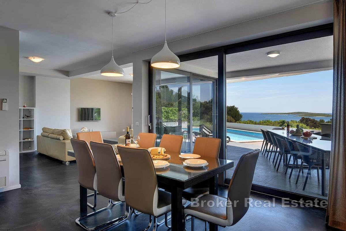 Villa med basseng og havutsikt