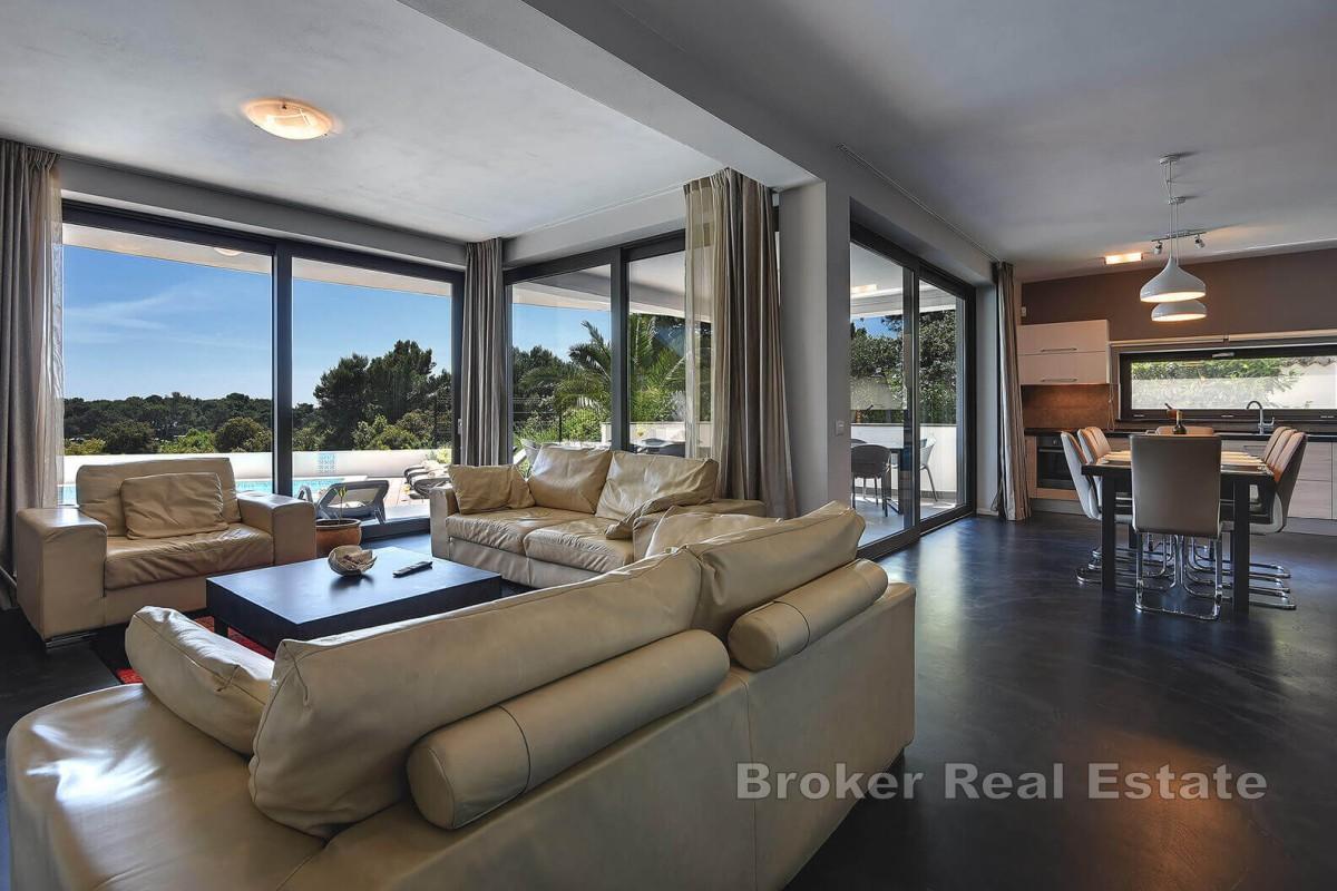 Villa med pool och havsutsikt