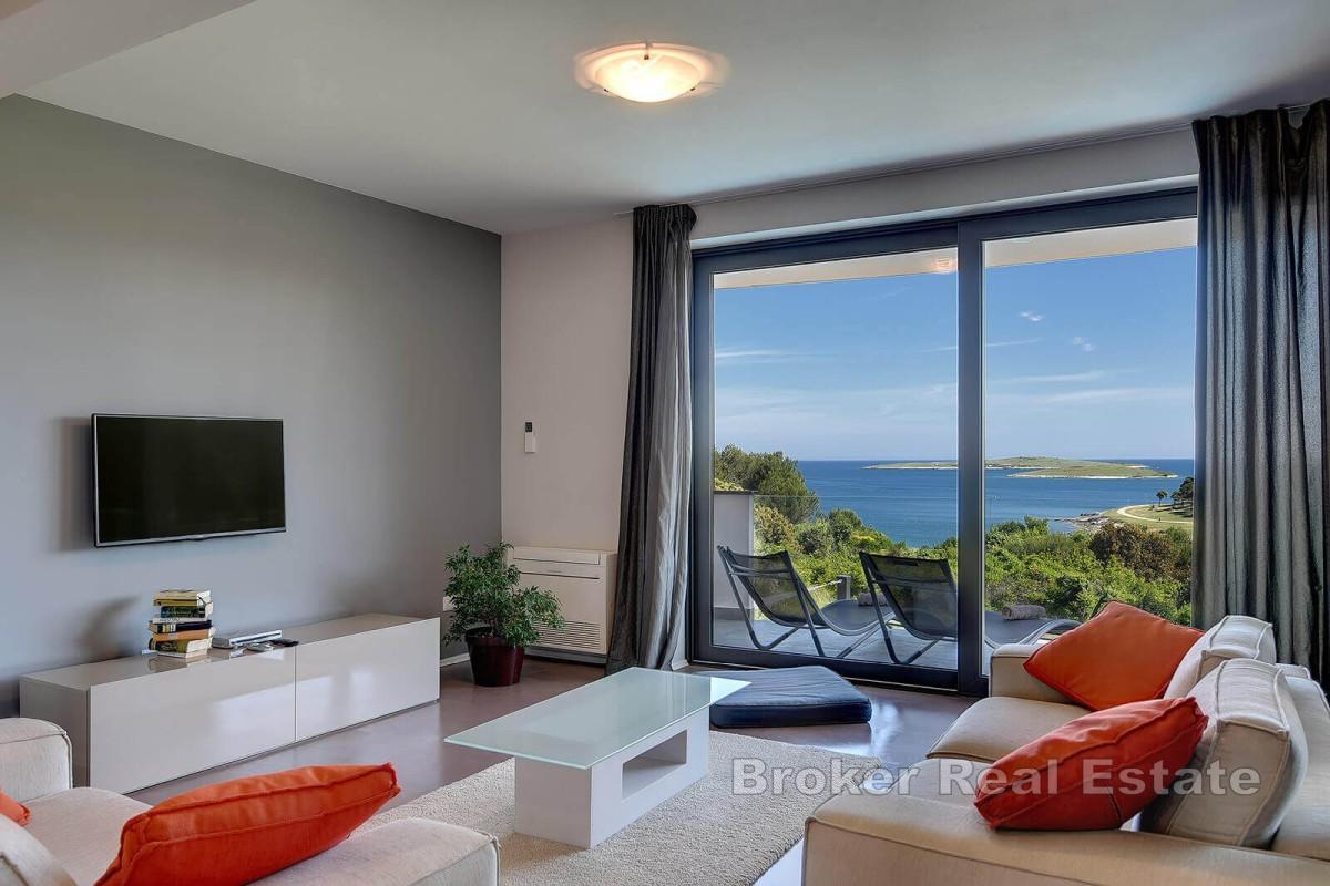 Villa med basseng og havutsikt