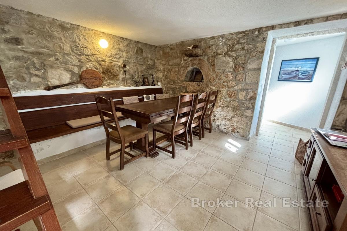 Maison en pierre rénovée en première ligne de mer