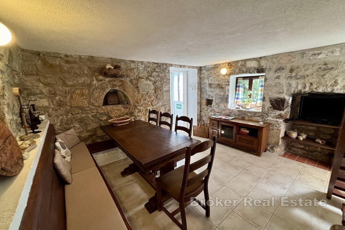 Renovert steinhus i første rad fra havet