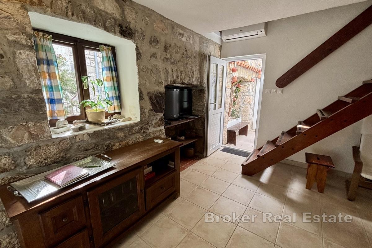 Maison en pierre rénovée en première ligne de mer