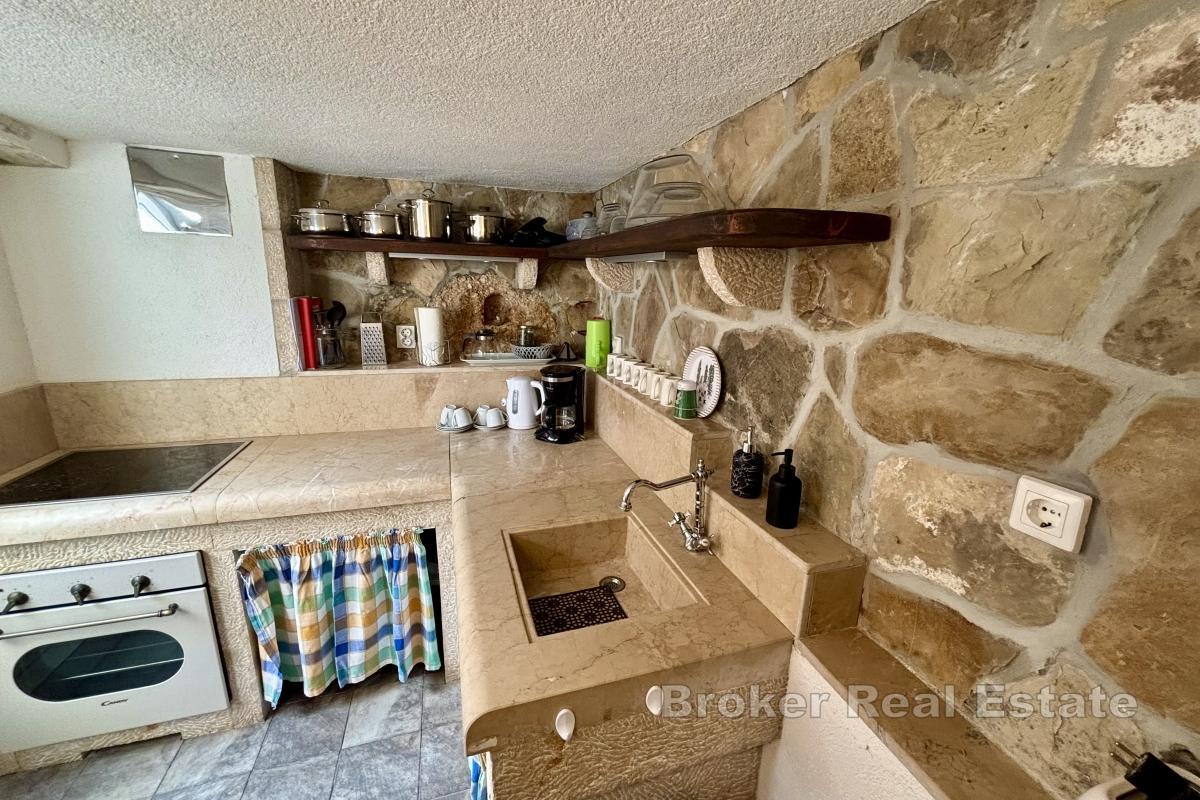 Maison en pierre rénovée en première ligne de mer