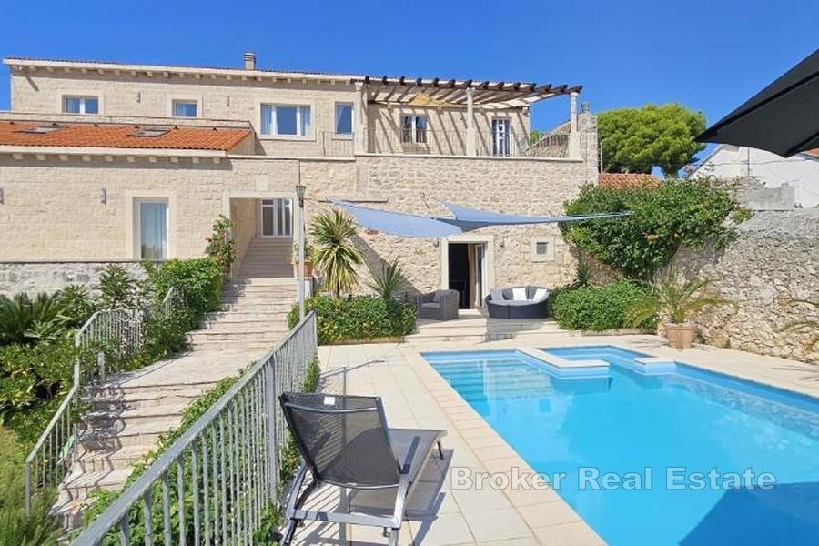 Traditionelles Steinhaus mit Pool und Meerblick