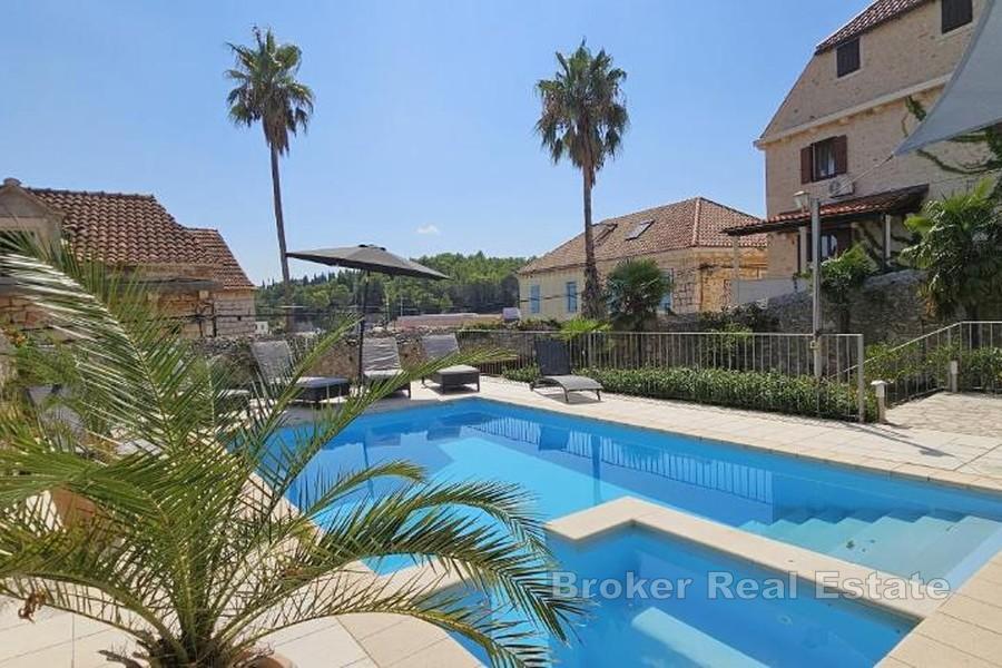 Traditionelles Steinhaus mit Pool und Meerblick