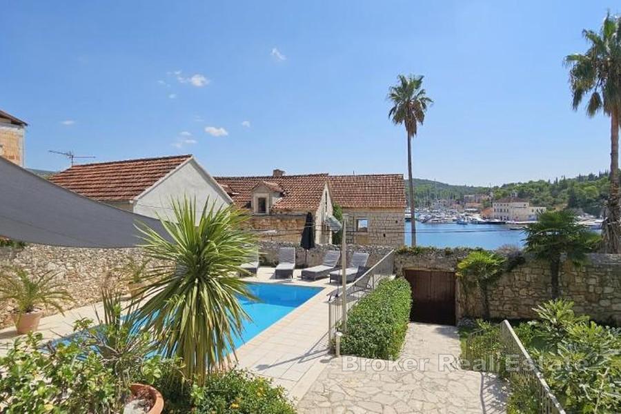 Traditionelles Steinhaus mit Pool und Meerblick