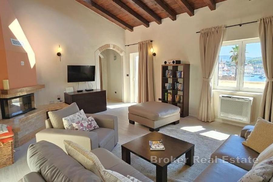 Maison traditionnelle en pierre avec piscine et vue mer