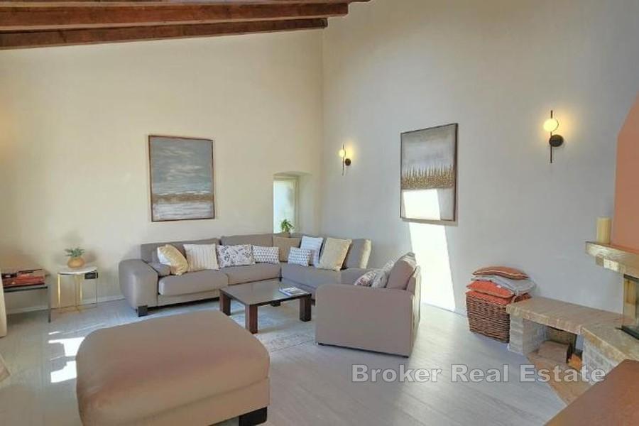 Maison traditionnelle en pierre avec piscine et vue mer