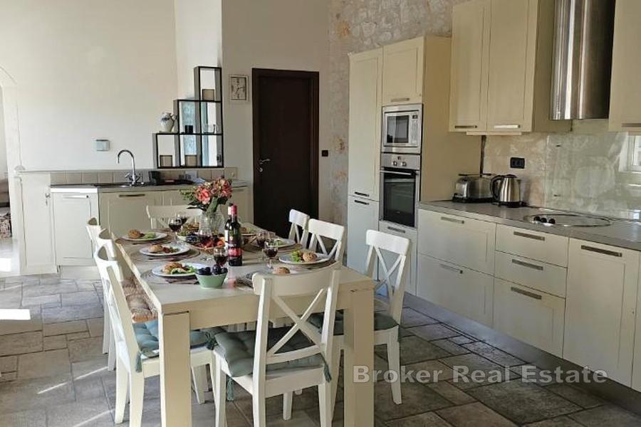 Traditionelles Steinhaus mit Pool und Meerblick
