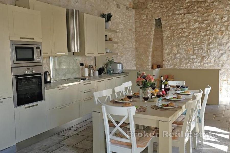 Traditionelles Steinhaus mit Pool und Meerblick