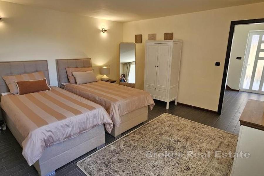 Maison traditionnelle en pierre avec piscine et vue mer