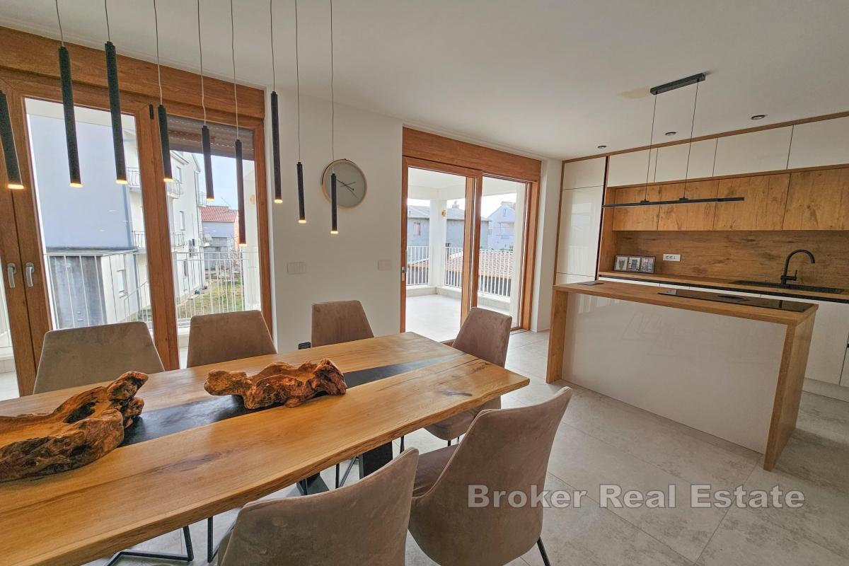 Трехэтажный отдельно стоящий дом с бассейном