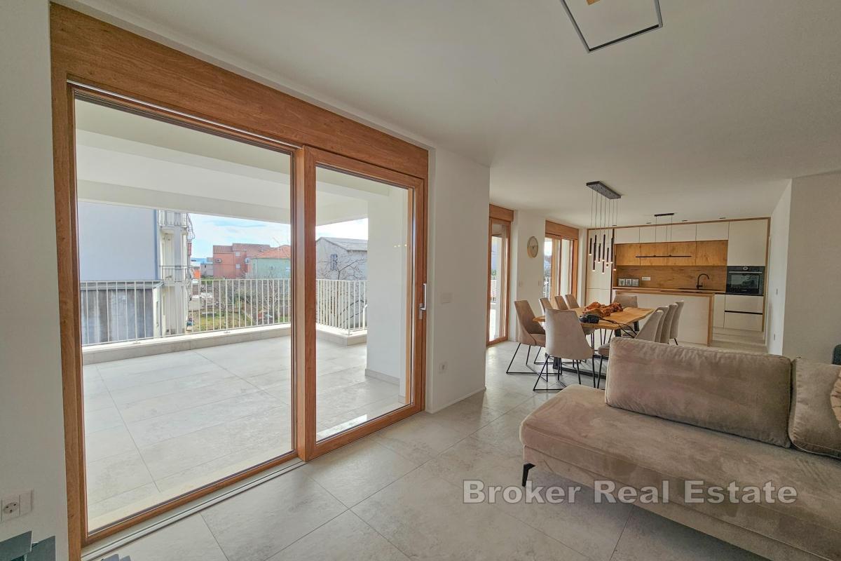 Трехэтажный отдельно стоящий дом с бассейном