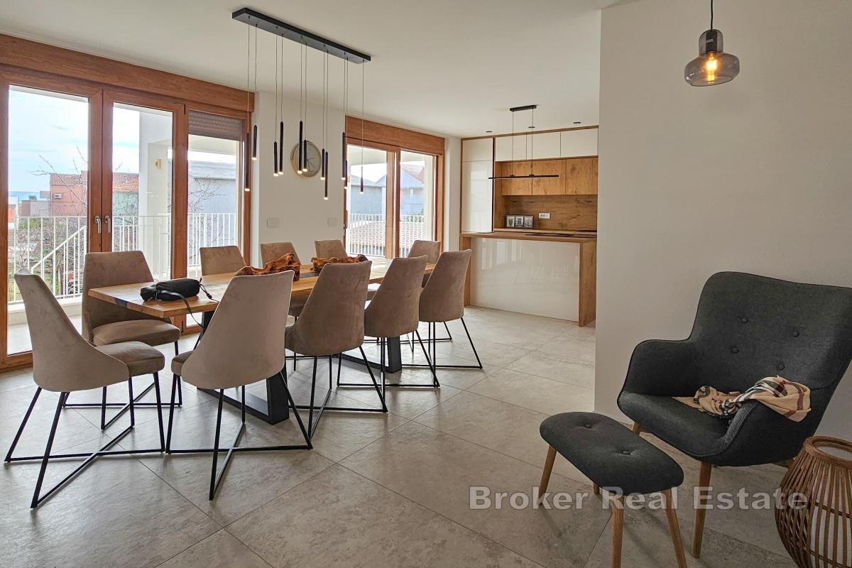 Trevåningshus med pool