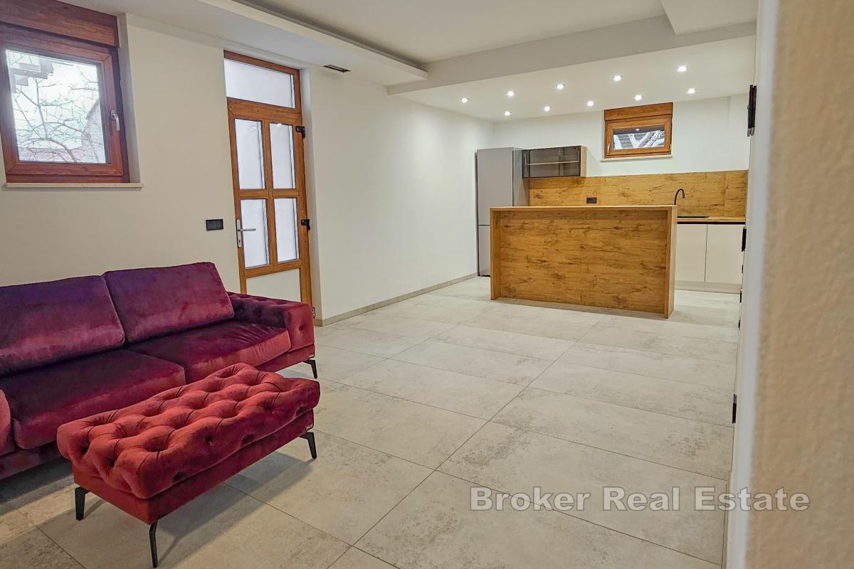 Trevåningshus med pool