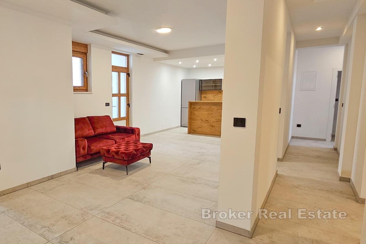 Трехэтажный отдельно стоящий дом с бассейном