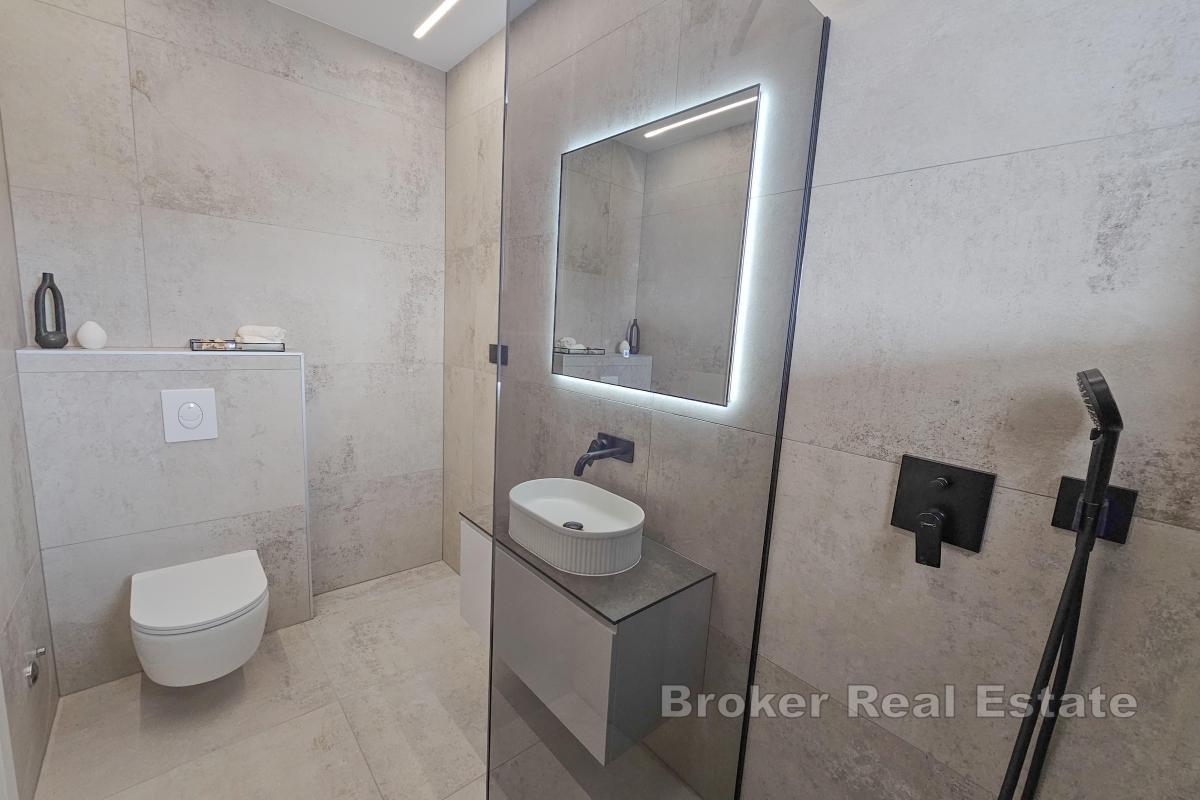 Trevåningshus med pool