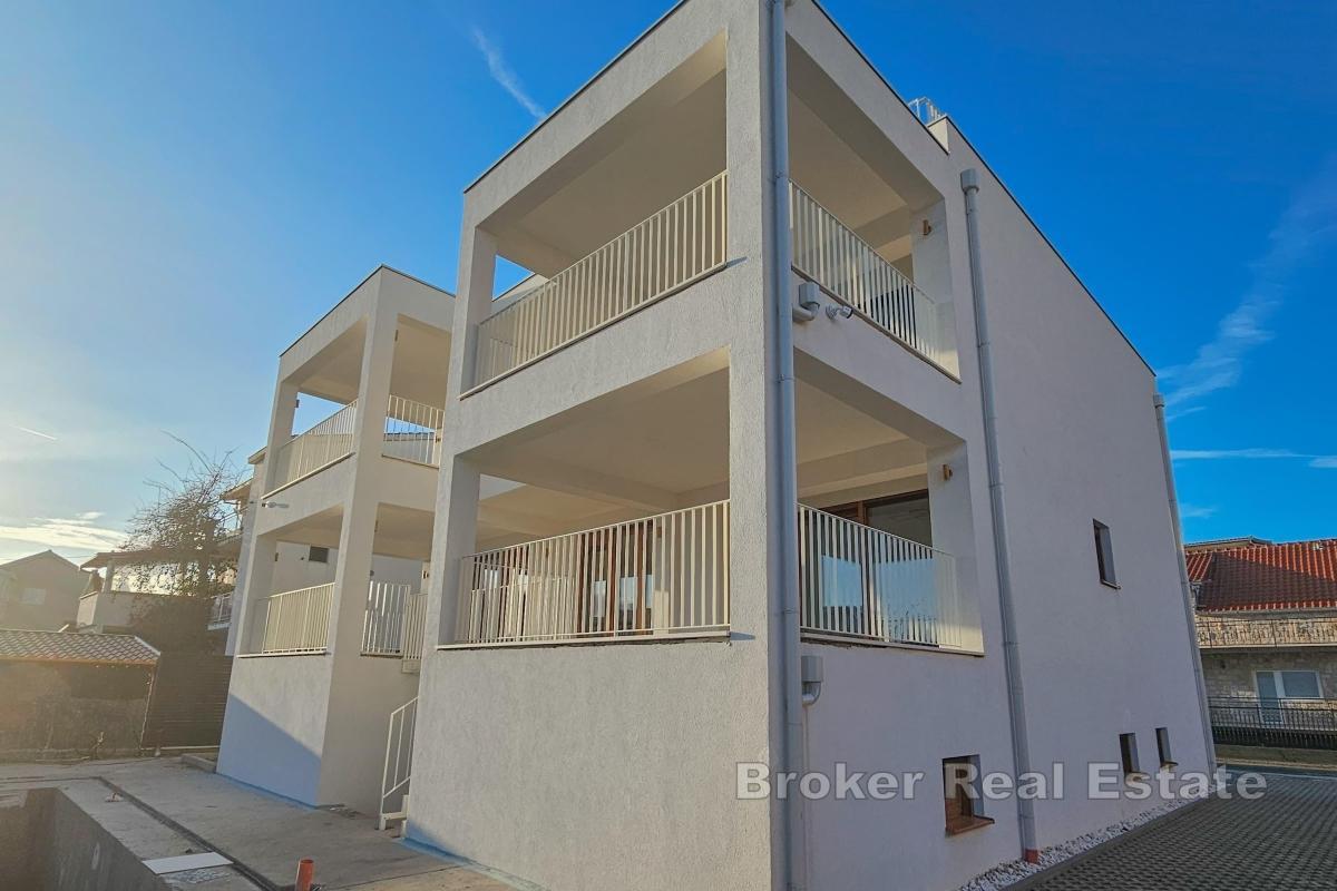 Трехэтажный отдельно стоящий дом с бассейном