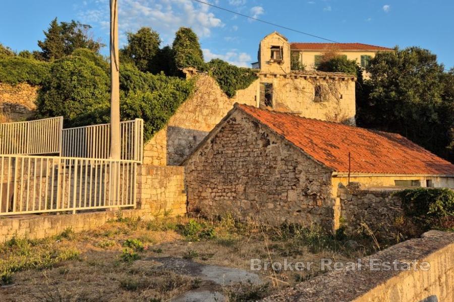 Maisons en pierre en ruine avec garage et dépendances