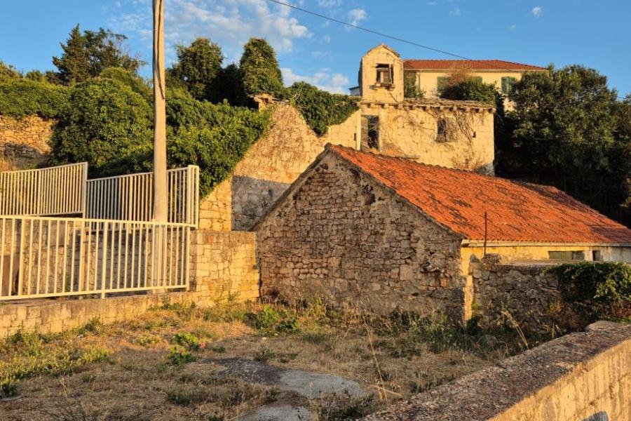 Maisons en pierre en ruine avec bâtiments