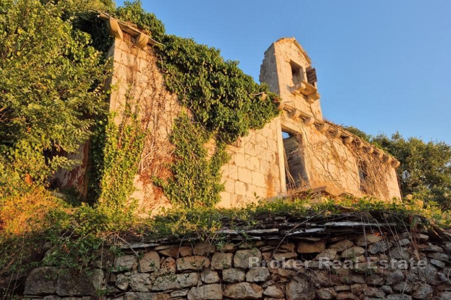 Maisons en pierre en ruine avec garage et dépendances