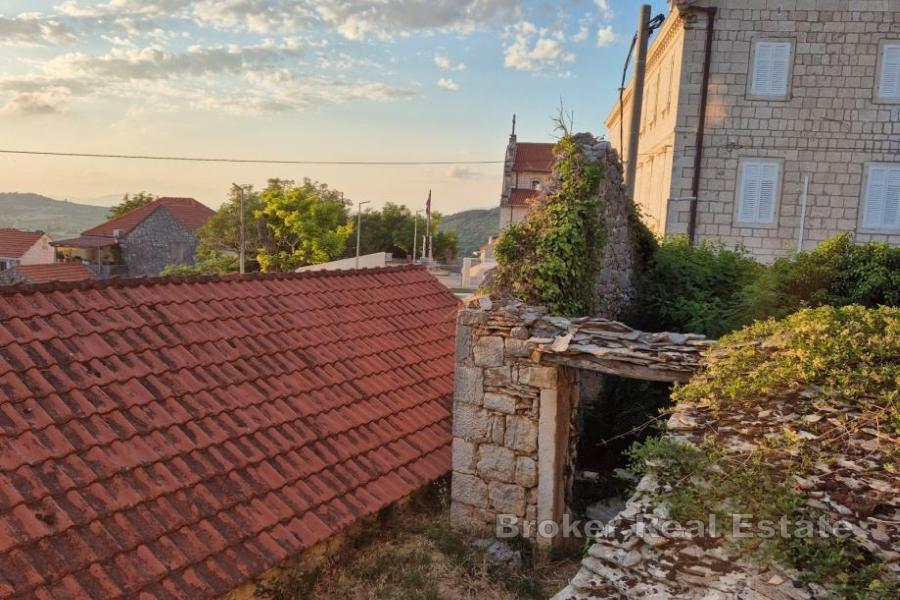 Maisons en pierre en ruine avec garage et dépendances