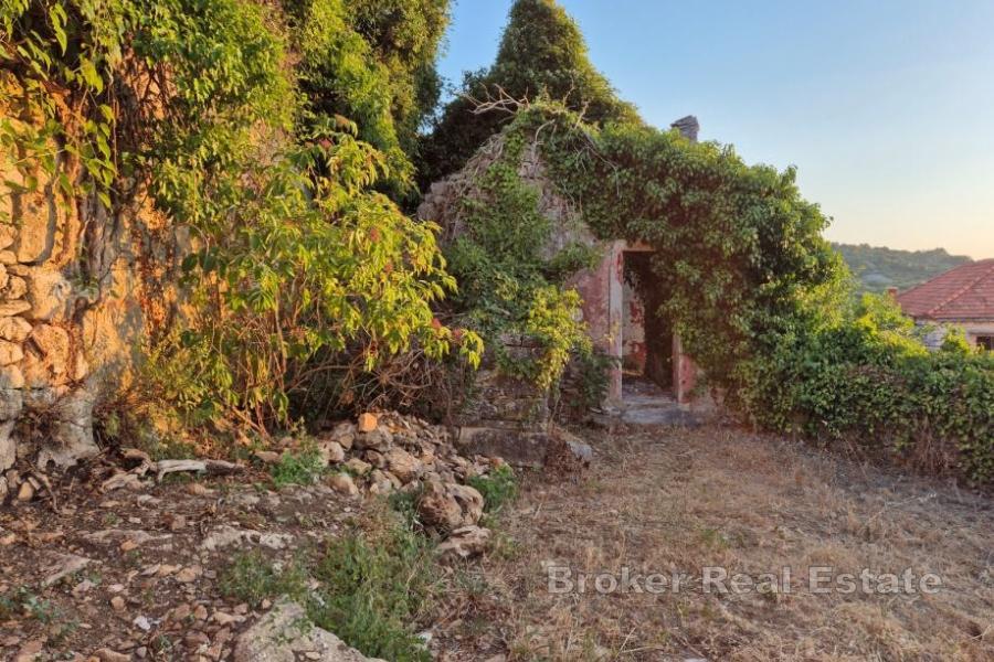 Maisons en pierre en ruine avec garage et dépendances