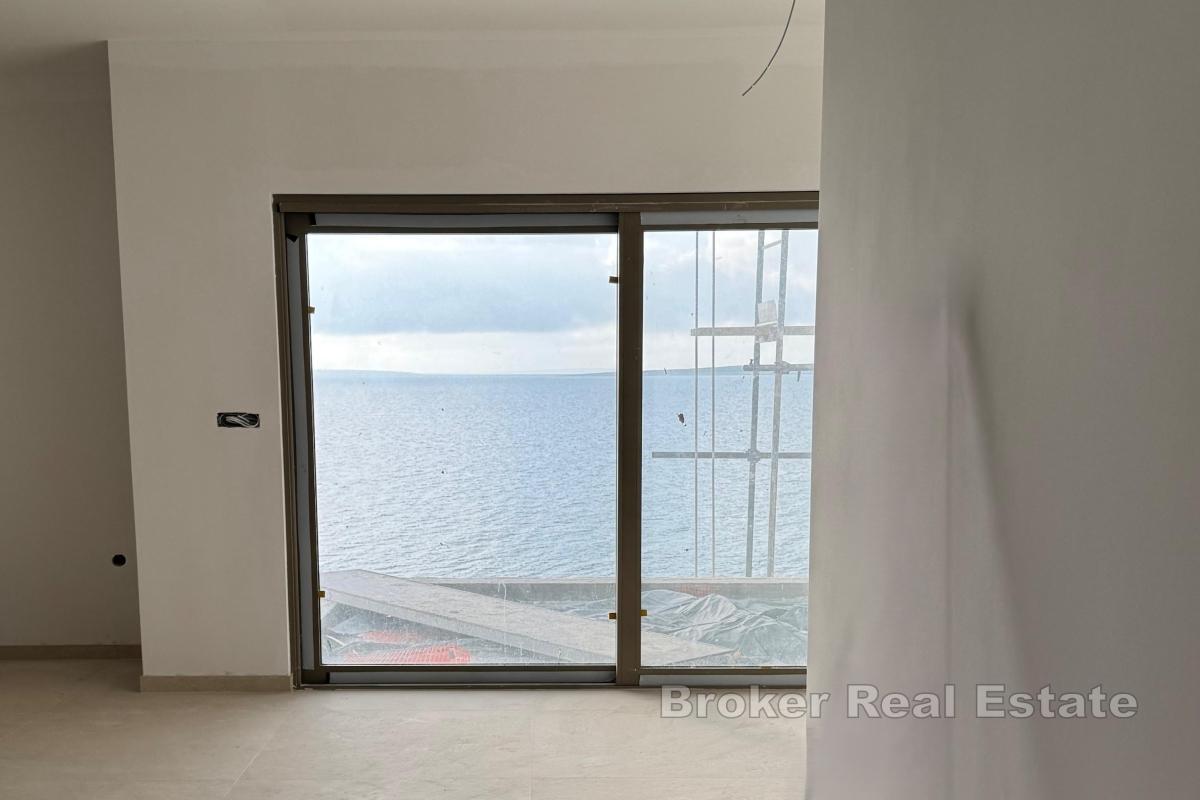 Современная трехкомнатная квартира в первом ряду от моря