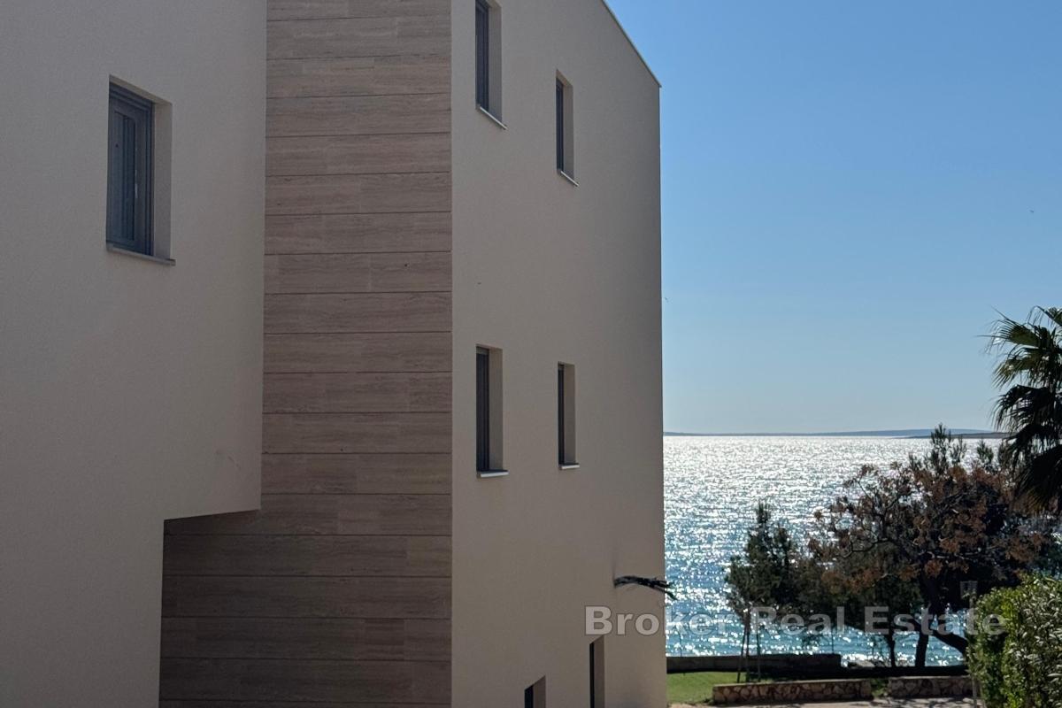 Современная трехкомнатная квартира в первом ряду от моря