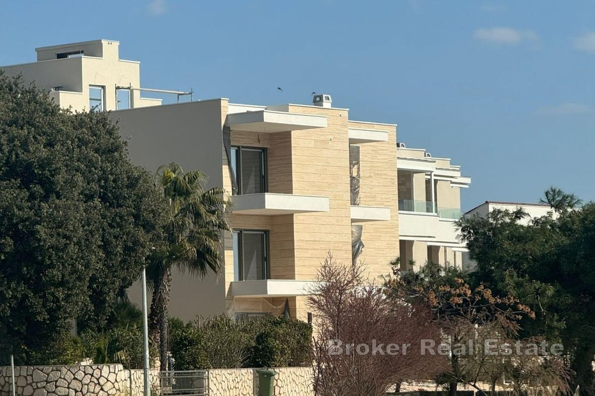 Современная трехкомнатная квартира в первом ряду от моря