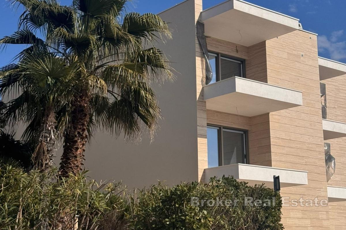 Современная трехкомнатная квартира в первом ряду от моря