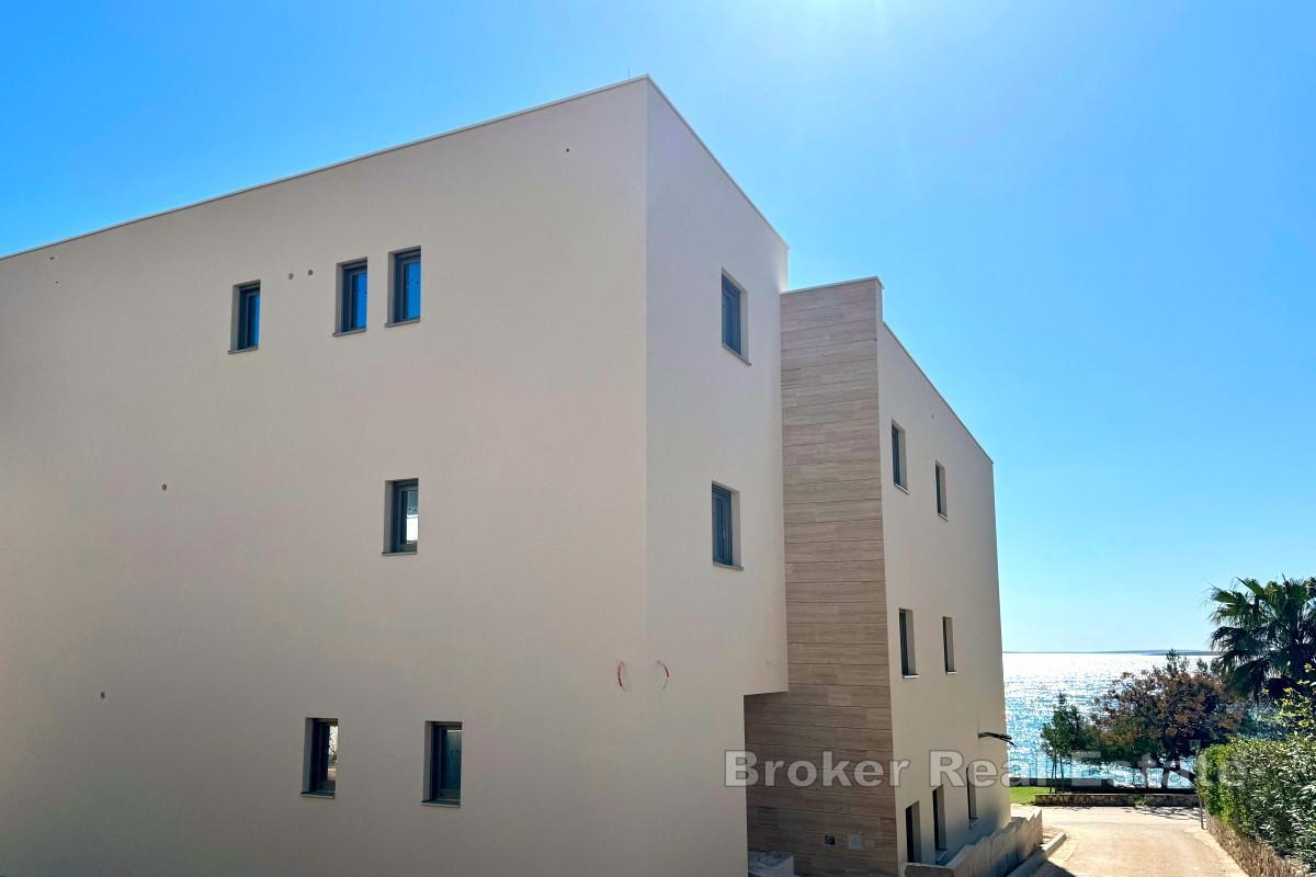 Dvosobni apartman u prvom redu do mora