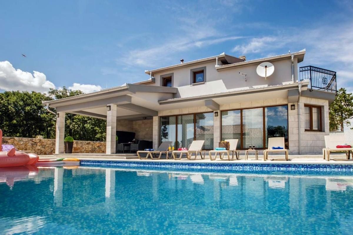 Dom z basenem w spokojnej okolicy