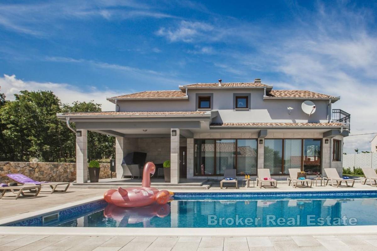 Dom z basenem w spokojnej okolicy