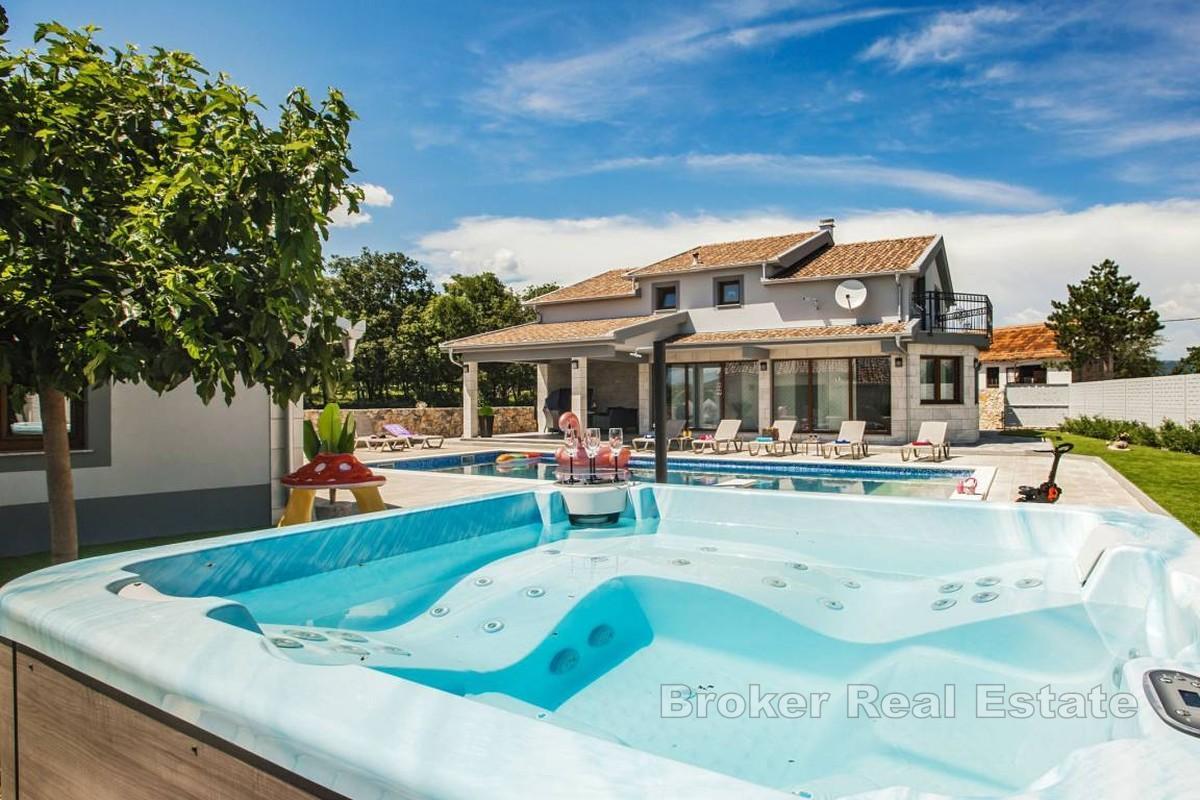 Dom z basenem w spokojnej okolicy