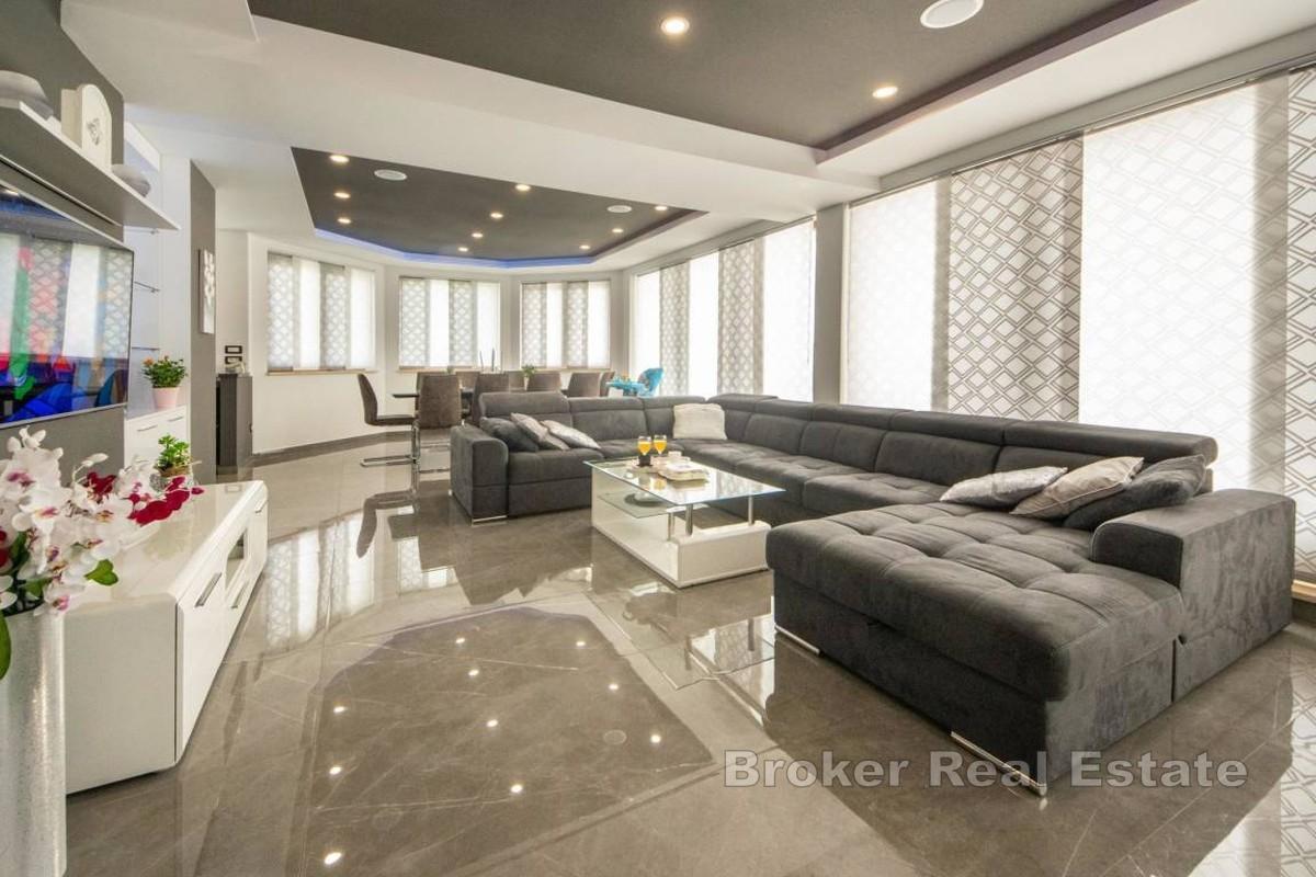 Dom z basenem w spokojnej okolicy