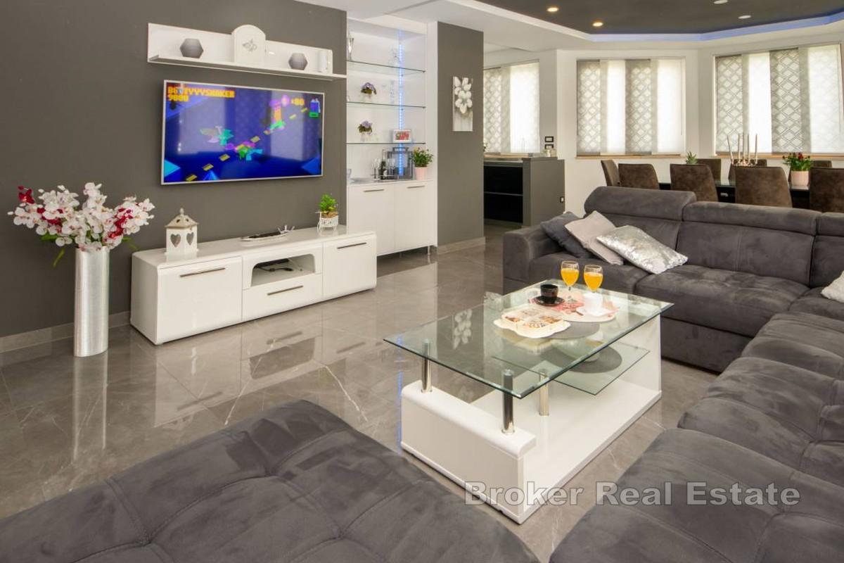 Dom z basenem w spokojnej okolicy