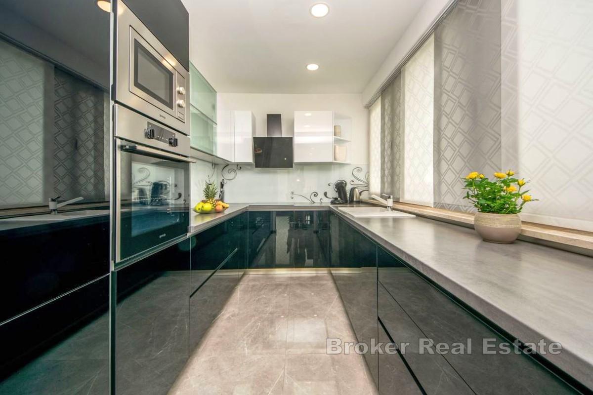 Dom z basenem w spokojnej okolicy