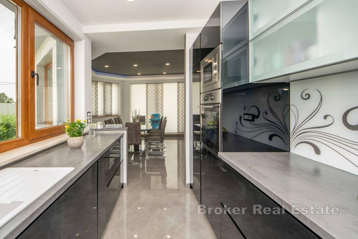 Dom z basenem w spokojnej okolicy