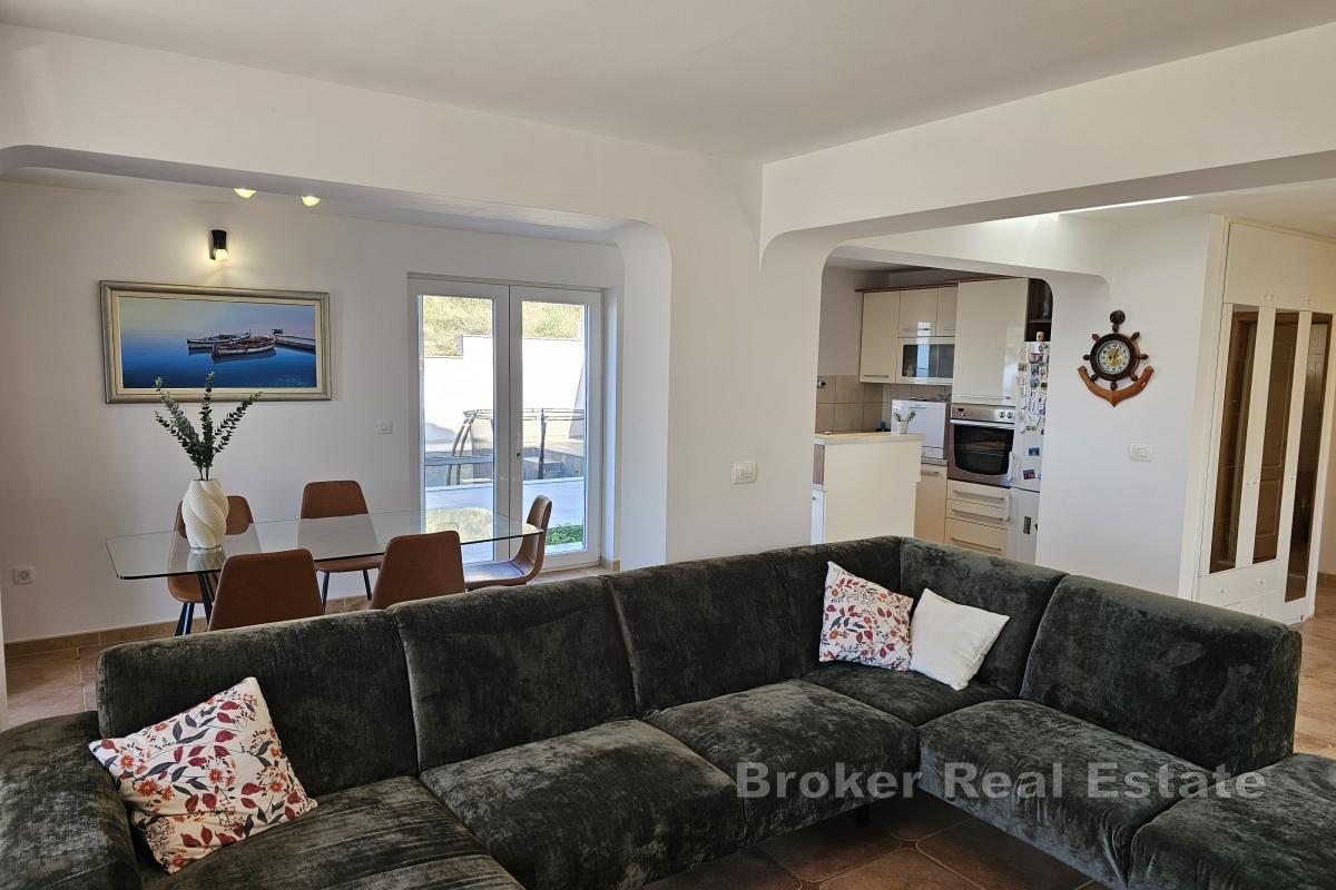 Dom z basenem i widokiem na morze