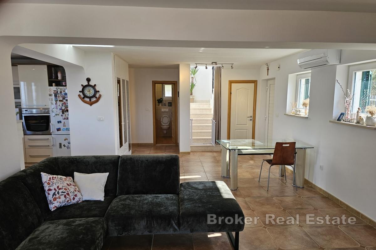 Dom z basenem i widokiem na morze